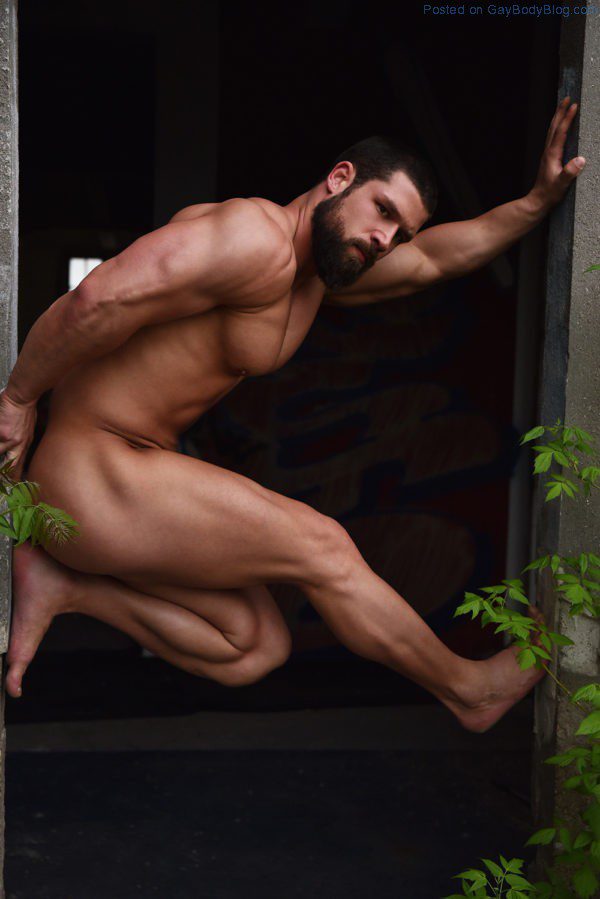 check-out-bearded-muscle-hunk-robert-blazevic-9