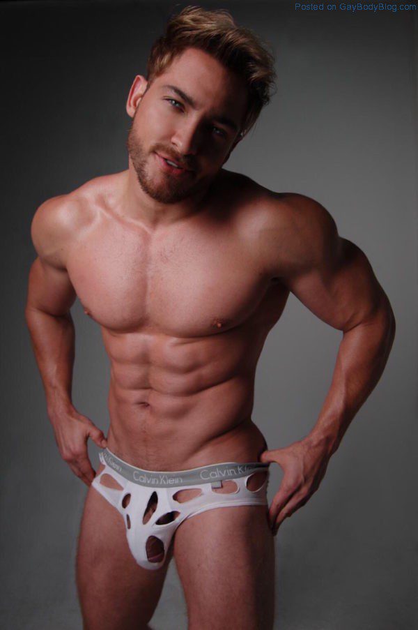 hung-muscle-man-henry-licett-has-a-whole-lot-to-show-off-11