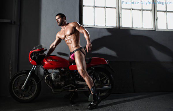 bearded-muscle-hunk-robert-blazevic-is-back-for-more-4