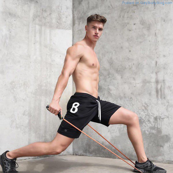 robertjfit-is-looking-hot-for-teamm8-3