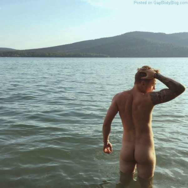 Skier Gus Kenworthy naked in the water