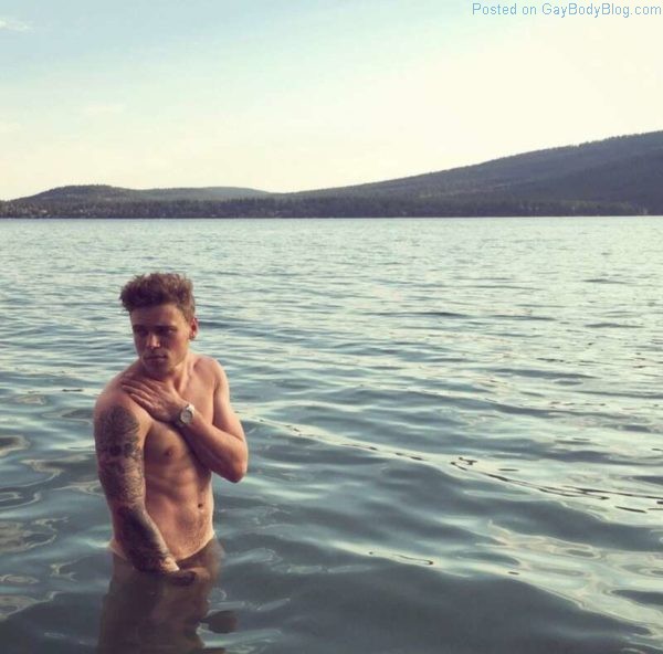 Gorgeous olympian Skier Gus Kenworthy naked in the water