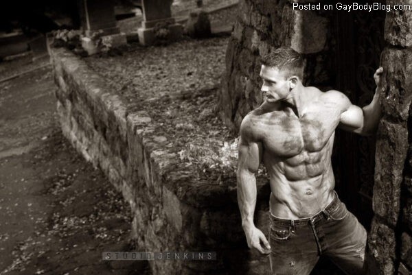 Muscled Hunk Thomas DeLauer Delivers In A Very Hot Shoot.