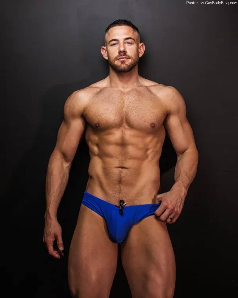 Hot gay model Emmitt Jackson shows his bulge