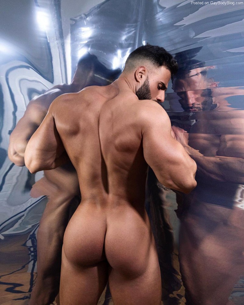 Nestor Bermejo has an incredible muscle man butt to display