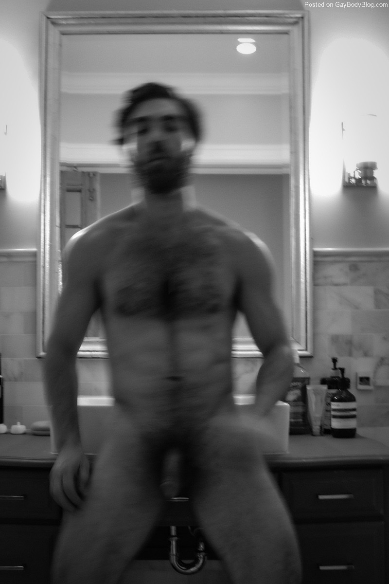 hairy otter daddy Matt shows his dick in a blurry picture