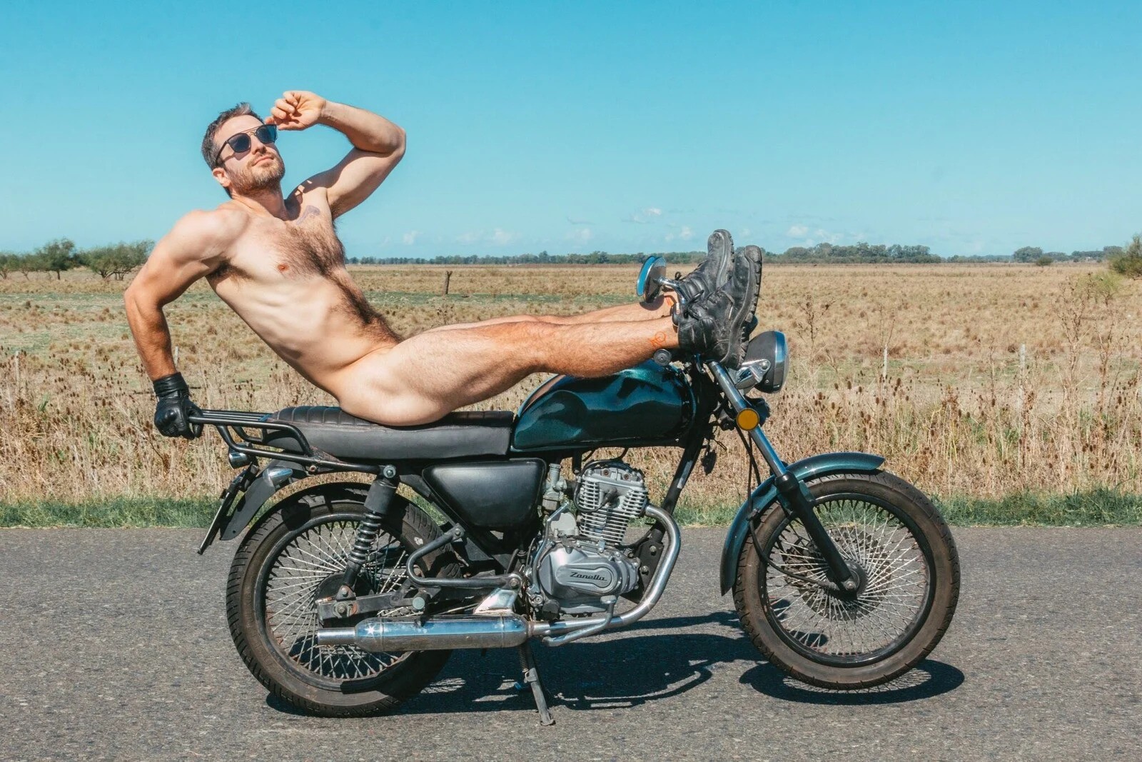 naked biker Osito Blanco in the sun