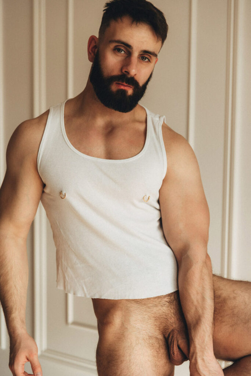 Bearded naked hunk Al shows his balls for raginglung