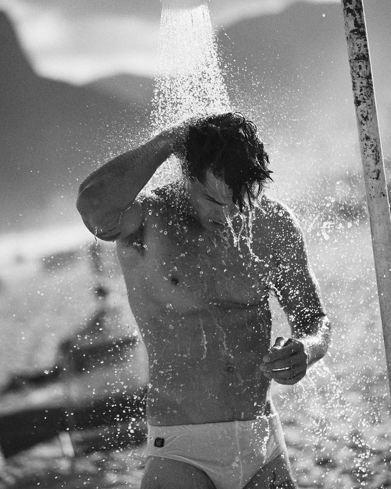 Francisco Lachowski showering