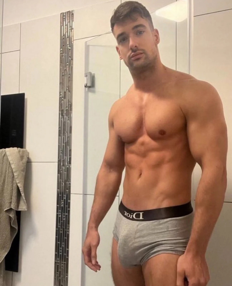 Niccolo Neri in bulging underwear