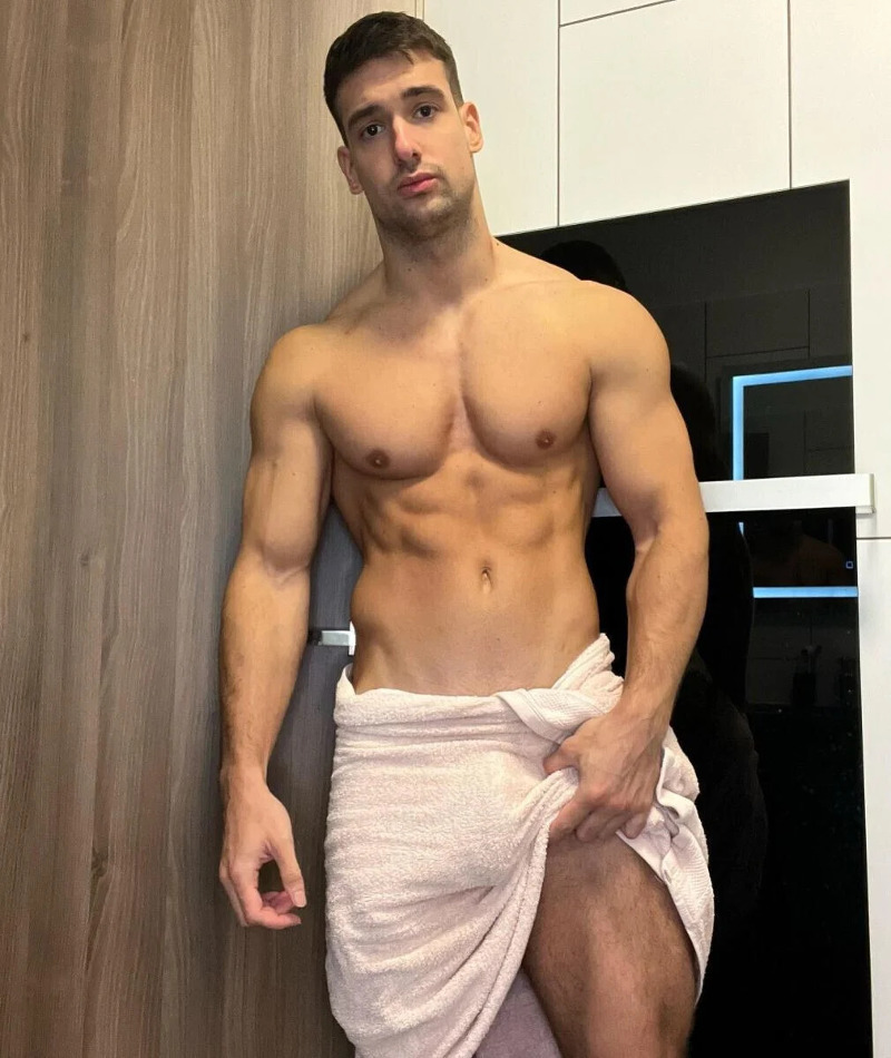 Niccolo Neri in a towel and being a tease