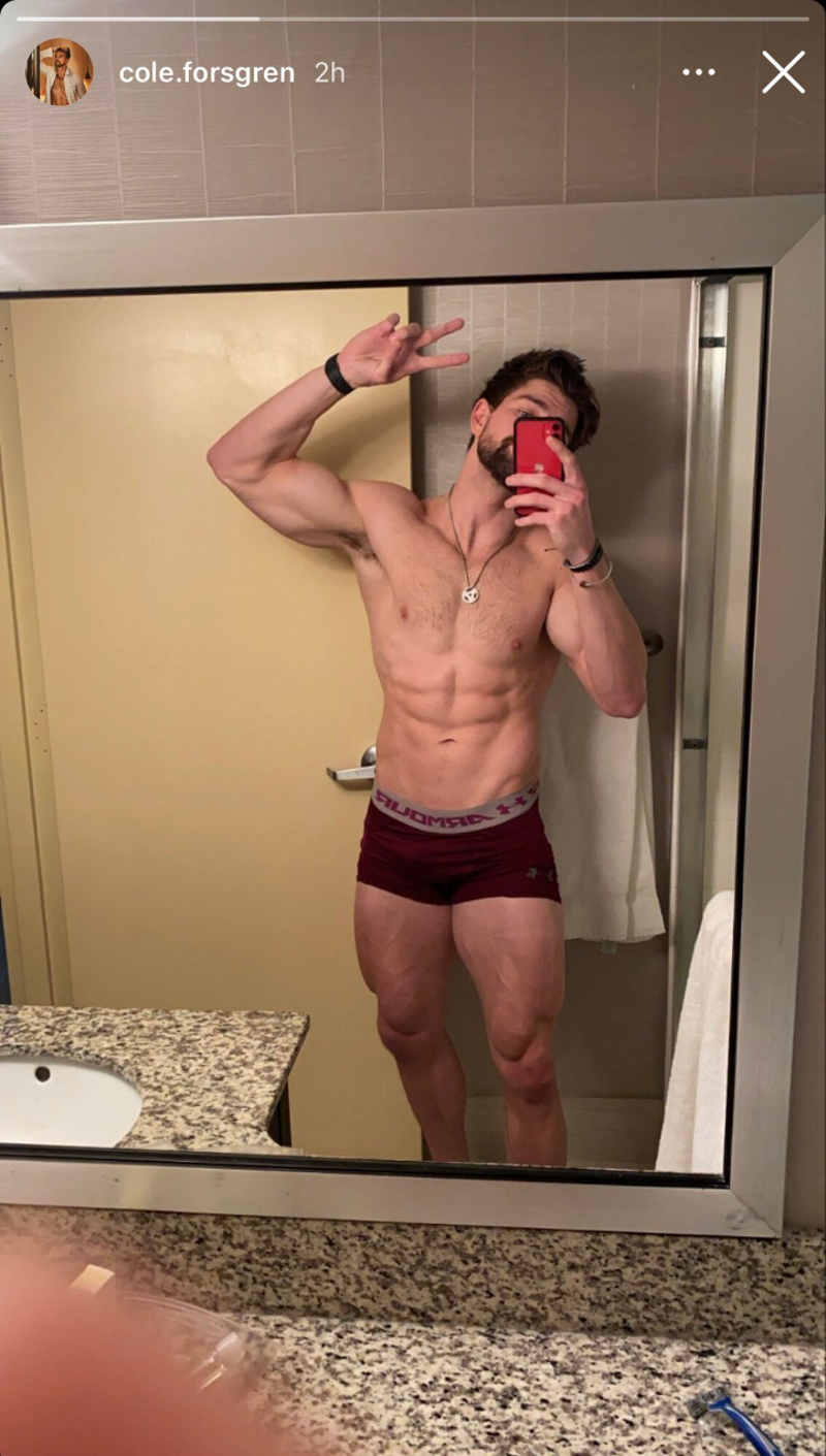 Arizona hunk Cole Forsgren showing off his muscles in a mirror selfie