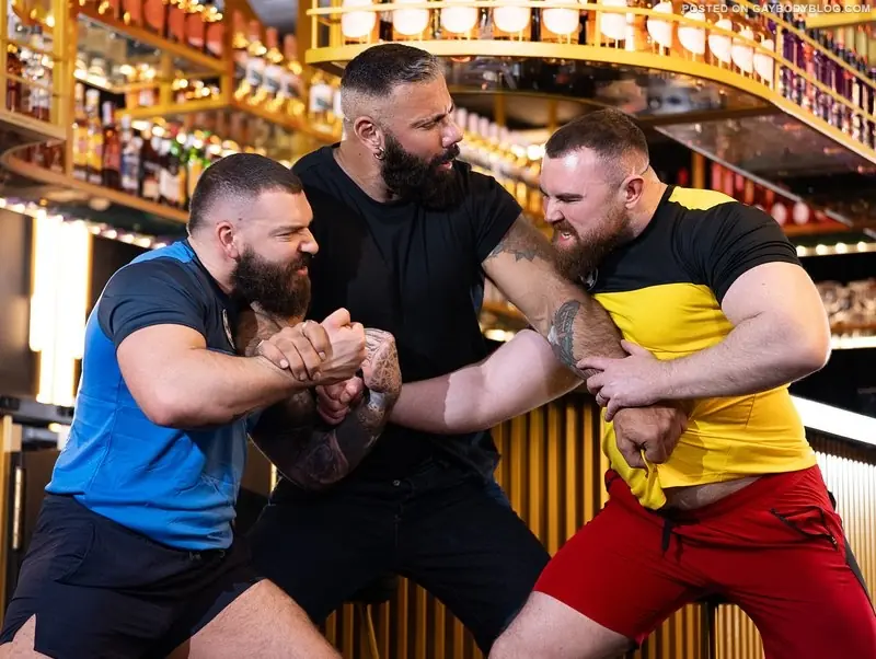 Flip Fuck Muscle Man Threesome 1
