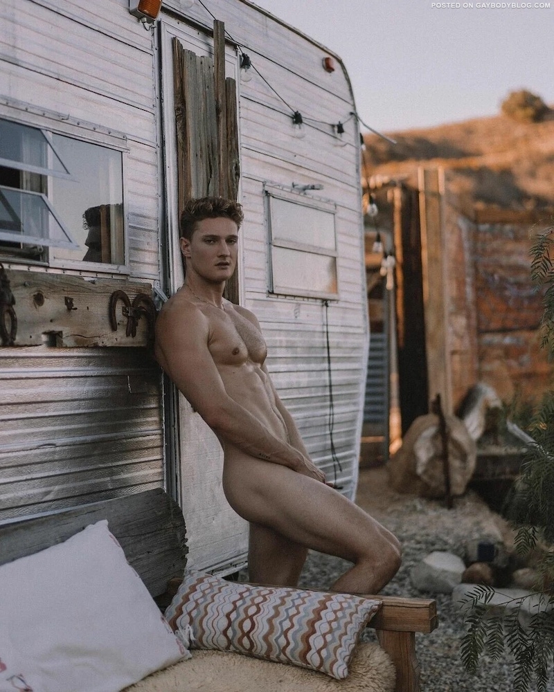 Liam Henry Nude 5