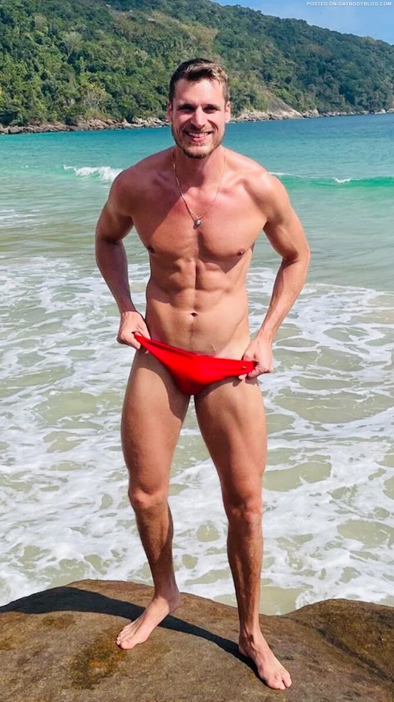 Alexis Erbsheuser teasing with his bulge at the beach