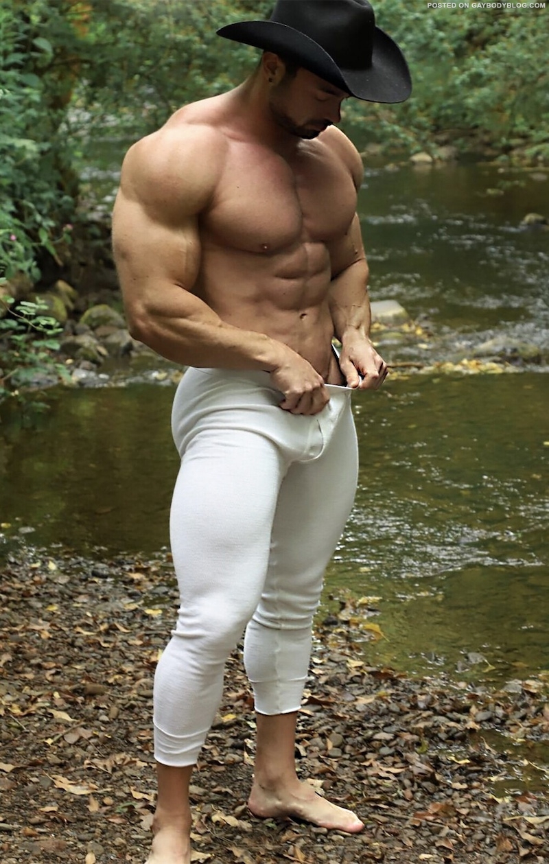 Eddie Chipp Shows Uncut Muscle Man Cock 1